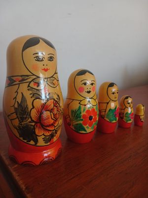 Set of 5 Russian Matroyshka Dolls (nesting dolls). Full set of 5 in very good condition. 