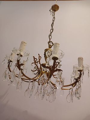 Enchanting Vintage 8-Branch Crystal Chandelier (64cm Diameter). A stunning addition to any 