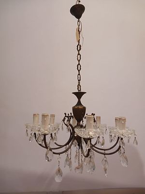 Exquisite 8 Branch Vintage Crystal Chandelier (60cm Diameter). . A timeless piece that exudes 