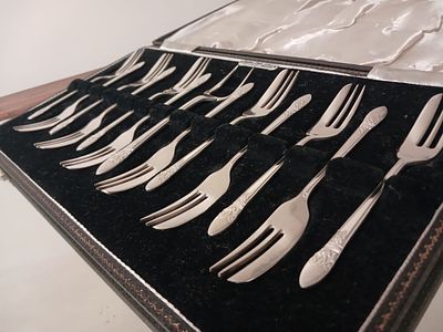 Exquisite Cake Fork Set - Bedford Plate . This glistening, silver-plated cake fork set is an 