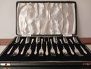 Exquisite Cake Fork Set - Bedford Plate . This glistening, silver-plated cake fork set is an תמונה - 1