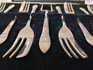 Exquisite Cake Fork Set - Bedford Plate . This glistening, silver-plated cake fork set is an תמונה - 3