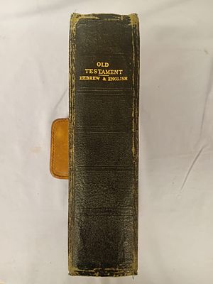 Chumash - Old Testament Hebrew and English. A bilingual edition featuring the Hebrew text 