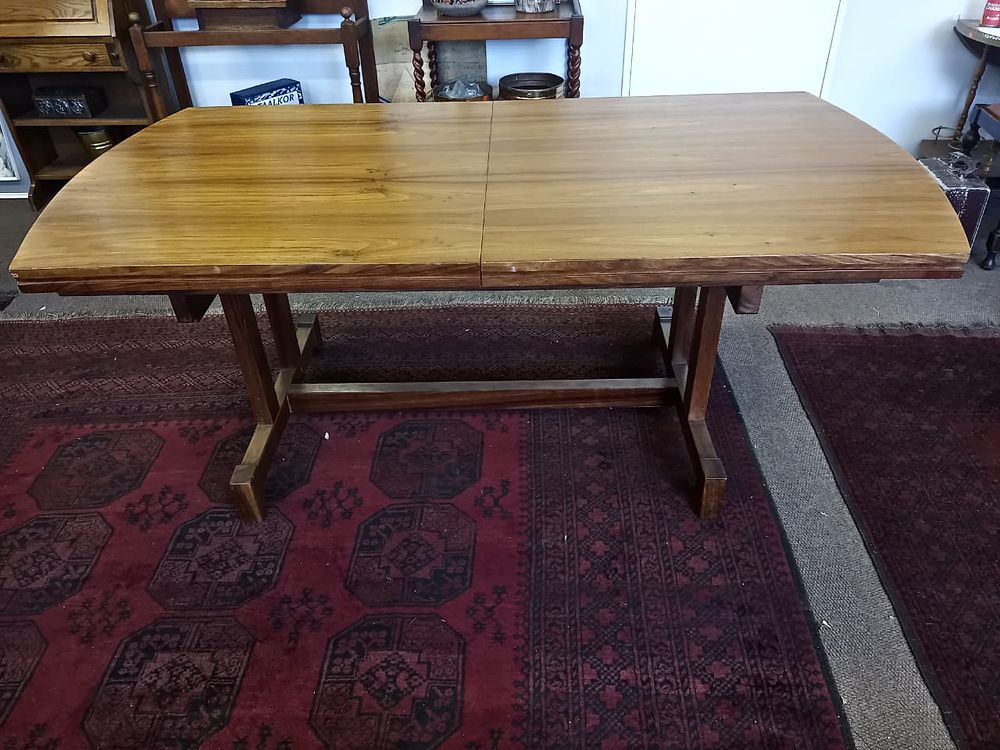 Mid-Century Extendable Retro Dining Table . This table features a beautiful, wide edge detail 