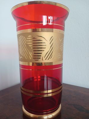 Bohemia Ruby Glass Vase with Gilt Detailing – 21cm Vintage Collectible. Stunning vintage Bohemia 