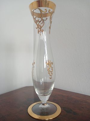 Hand-Blown Vintage Fluted Bud Vase – Clear Glass with 22ct Gold Finish, 26cm. Elegant hand-blown 