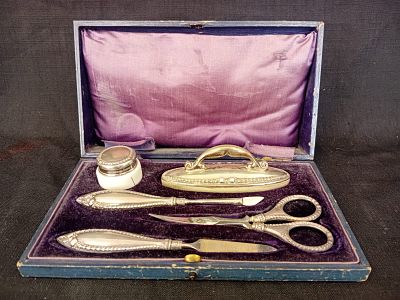 Edwardian Levi & Salaman Sterling Silver Travel Vanity Nail Case. A charming 1915 sterling 