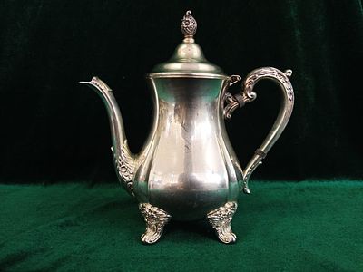 Silver Plated Coffee/Tea Pot. This elegant silver-plated coffee/tea pot stands 21 cm tall and 