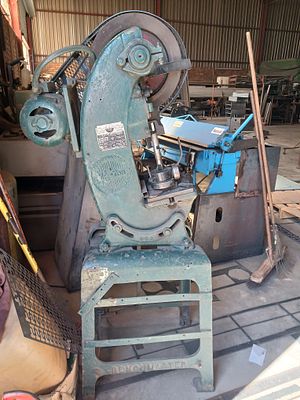 7.5 Ton Eccentric Press by Benchmaster Tools - Untested. This heavy-duty 7.5-ton eccentric press 
