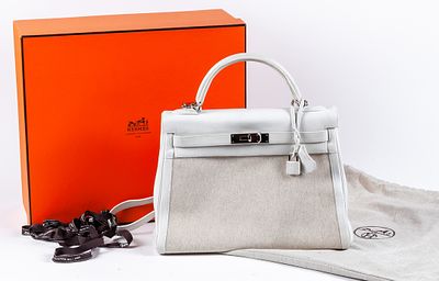 HERMÈS. A Kelly bag in canvas and white calfskin leather 2.750 - 3.000 €