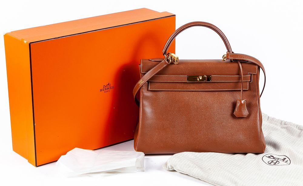 HERM&Egrave;S. A Kelly bag in brown calfskin leather 4.000 - 4.500 €