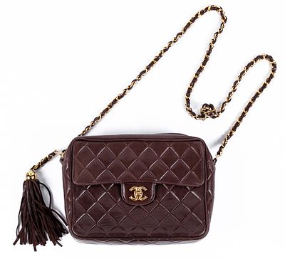 CHANEL. A brown leather bag with diamond quilting and gold-tone metal chain 1.500 - 2.000 €