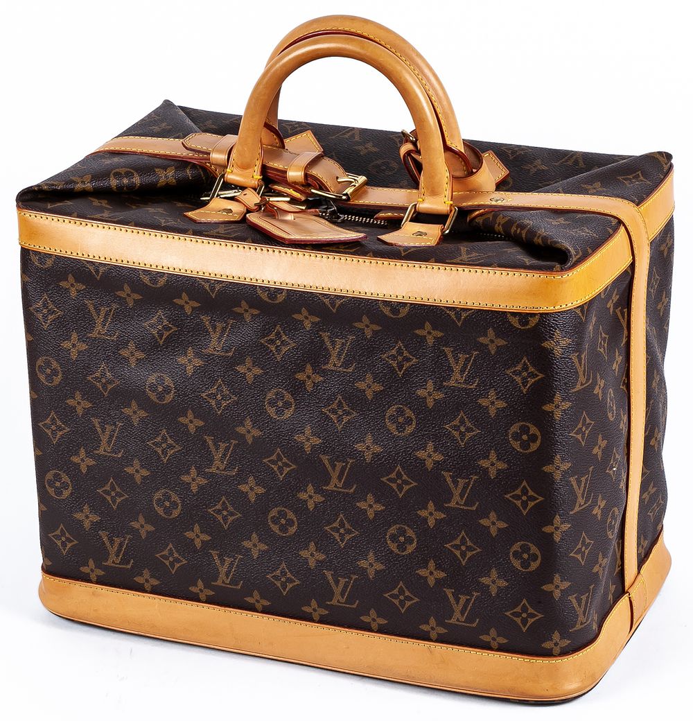 LOUIS VUITTON. A travel toiletry pouch crafted in iconic Monogram canvas and leather 550 - 700 €