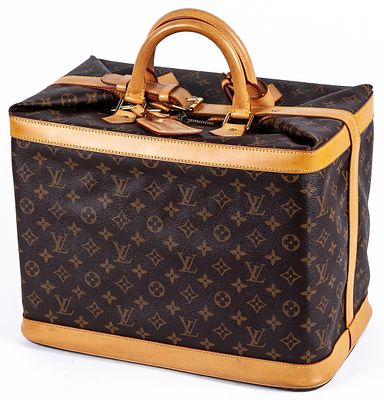 LOUIS VUITTON. A travel toiletry pouch crafted in iconic Monogram canvas and leather 550 - 700 €