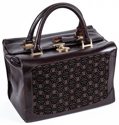 LOEWE. A 1960s travel toiletry pouch in Monogram canvas and brown leather 250 - 300 €