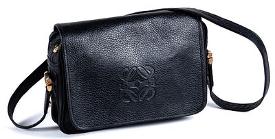 LOEWE. A black leather bag with embossed monogram 250 - 350 €