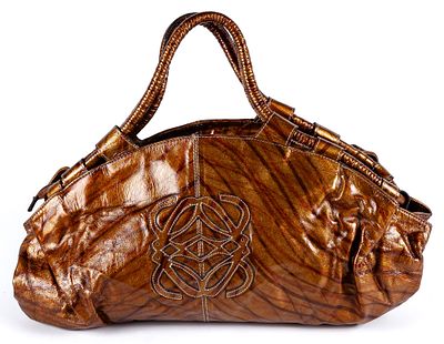 LOEWE. An "Aire" camel veined patent leather handbag 200 - 300 €
