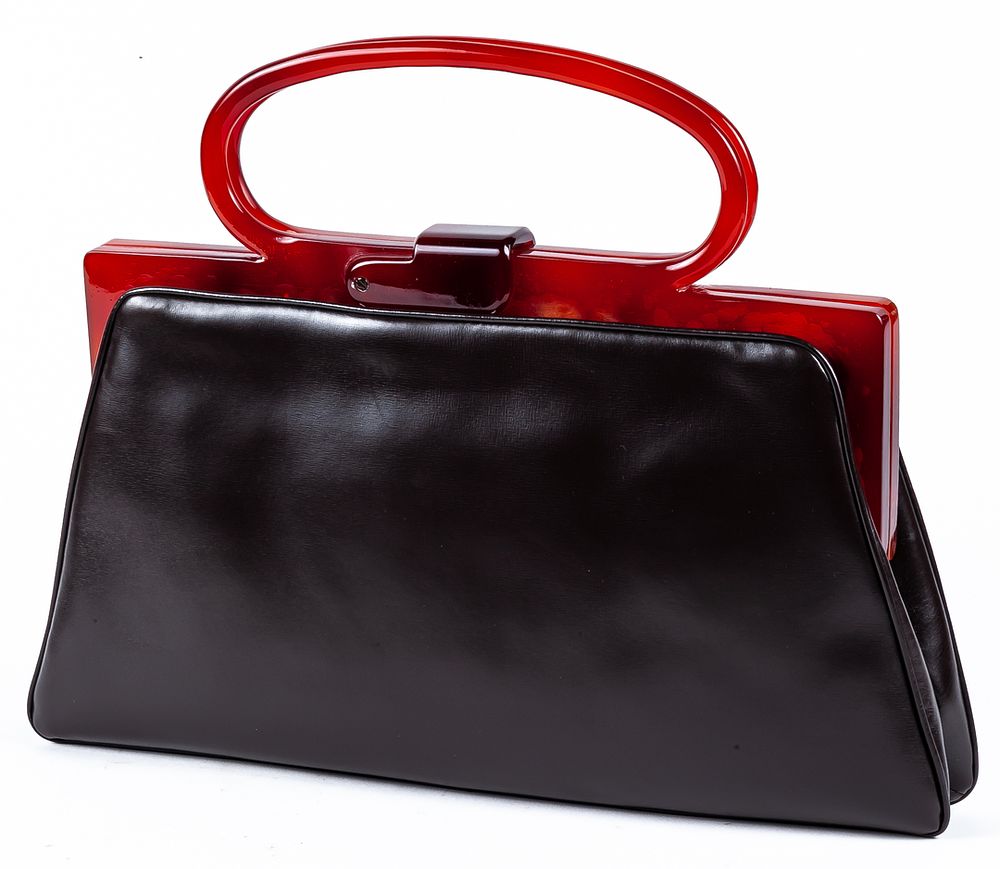 LOEWE. A 1960s calfskin bag with red bakelite handle 350 - 400 €