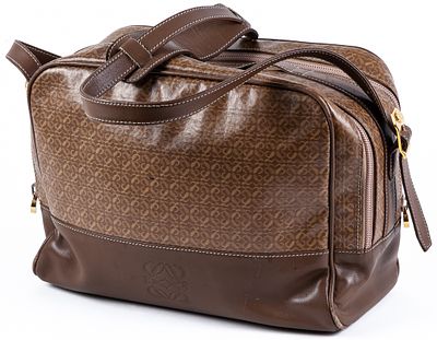 LOEWE. A brown leather bag in monogram canvas. Wear areas 25 x 19 x 38 cm 150 - 300 €