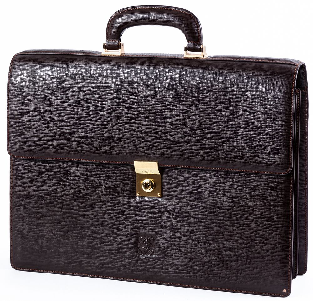LOEWE. A brown leather briefcase with embossed monogram 30,5 x 32 cm 150 - 300 €