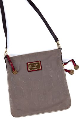 MARC JACOBS. A leather crossbody bag with embossed lettering 80 - 100 €