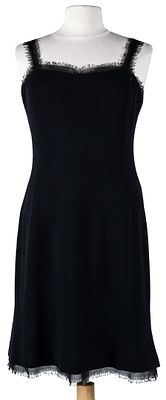 CHANEL. A black silk cocktail dress 800 - 1.000 €