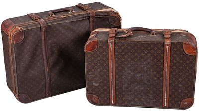 LOUIS VUITTON. Two leather and monogram canvas suitcases, 1970s. Damages 47 x 25 x 68 cm 250 - 300 €