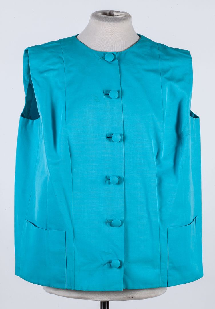 EISA, CRIST&Oacute;BAL BALENCIAGA. A buttoned bodice in light blue thread. No label. 80 - 150 € 
