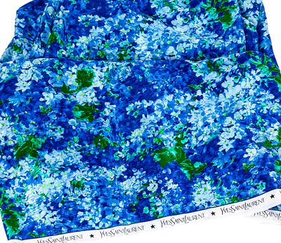 YVES SAINT LAURENT. A printed fabric with floral motifs in blue 142 x 295 cm 150 - 200 €