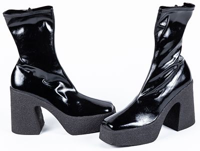 STELLA MCCARTNEY. Black patent leather ankle boots 150 - 200 €