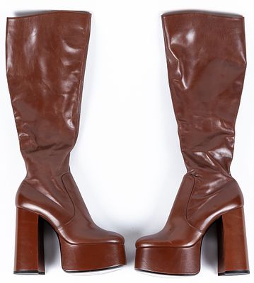 YVES SAINT LAURENT. Brown leather high boots 200 - 300 €