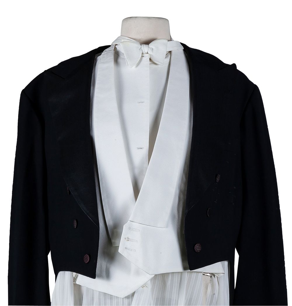 A complete tailcoat suit including jacket, trousers, waistcoat, shirt, and bow tie 700 - 1.000 €