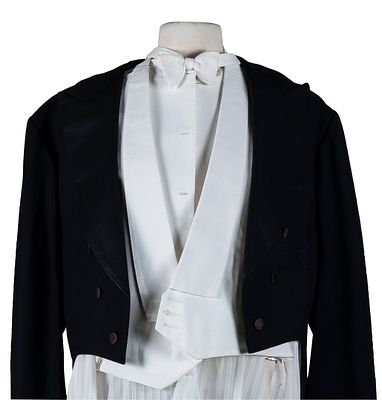 A complete tailcoat suit including jacket, trousers, waistcoat, shirt, and bow tie 700 - 1.000 €