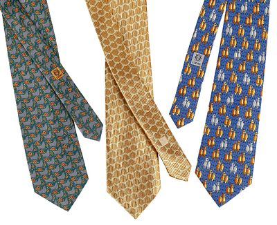 LOEWE. A silk tie with geometric motifs in golden tones 60 - 100 €