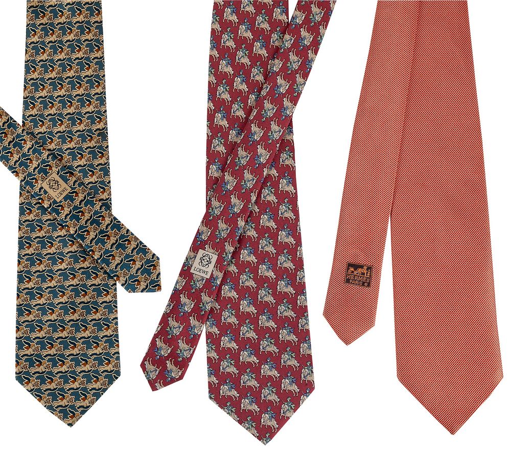 LOEWE. A silk tie with rider motif on burgundy background 60 - 100 €