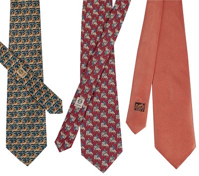 LOEWE. A silk tie with rider motif on burgundy background 60 - 100 €