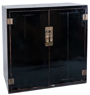 An Oriental black-lacquered cabinet 100 x 57,5 x 100 cm 250 - 500 €