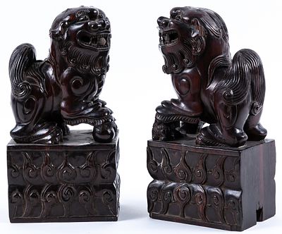A pair of Chinese carved ebony Buddhist lions 25 x 10 x 13 cm 250 - 500 €