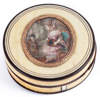 A French circular box with a miniature of a lady playing the lute 4 x 6 cm 150 - 200 €