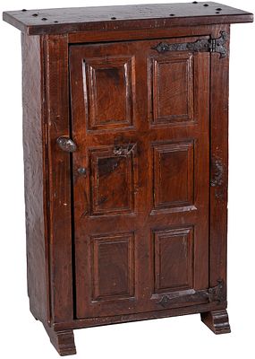 A Basque chestnut wood wardrobe with carved panel decoration 111 x 37 x 76 cm 100 - 200 €