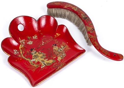 A Chinese red-lacquered papier-m&acirc;ch&eacute; crumb catcher 22 x 22,5 cm 100 - 200 €