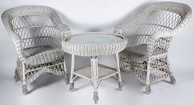 Two white-painted wicker armchairs and table 90 x 100 x 71 cm armchairs 63 x 73 cm table 100 - 300 €