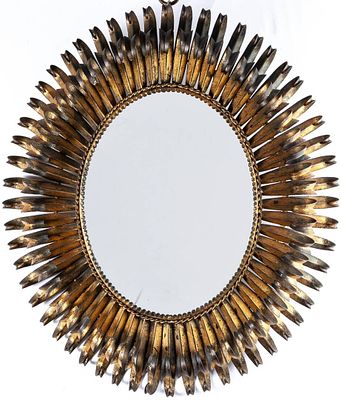 An oval gilt-metal mirror decorated with leaves, 1970s 60 x 50 cm 100 - 200 €