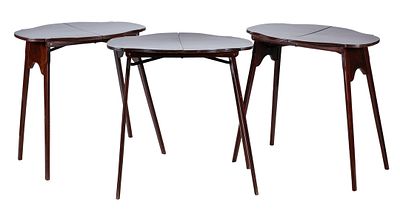 A set of six folding mahogany side tables 73 x 46 x 70 cm 200 - 300 €