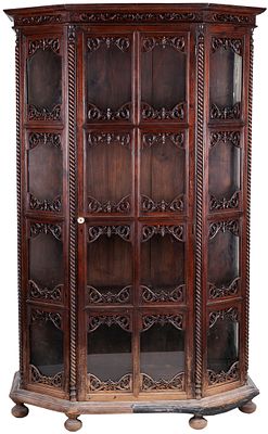 Vitrina de madera con decoraci&oacute;n tallada sobre pies de bola. Faltas 158 x 43 x 100 cm 80 