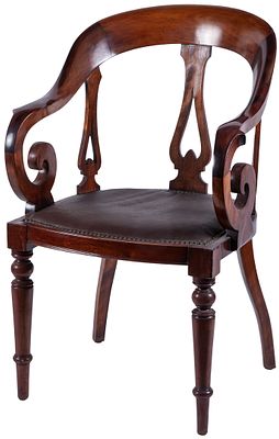 Butaca de bur&oacute; francesa de caoba con respaldo calado "en gondole" y volutas en los 