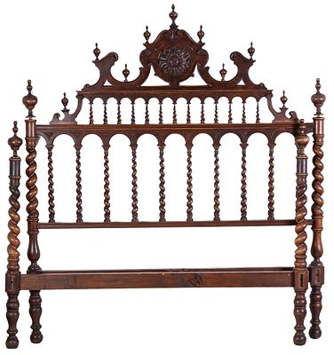 A Majorcan turned-wood bed 192 x 158 x 200 cm 200 - 400 €