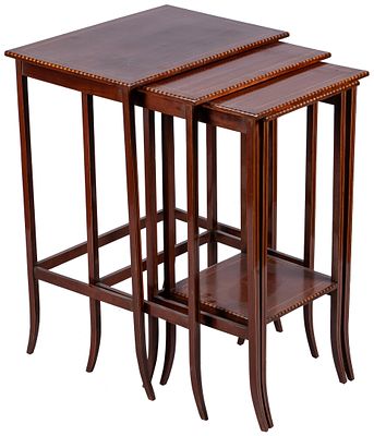 Tres mesas nido de caoba. Herr&aacute;iz, S.XX 70 x 35 x 49 cm 100 - 150 €