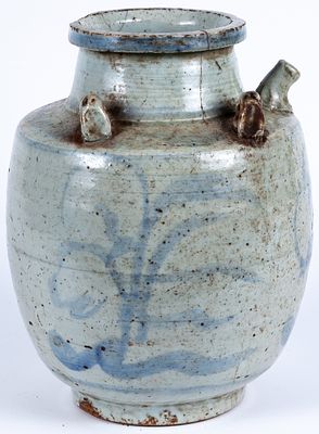 A Chinese antique blue and white porcelain vase 26 x 18 cm 150 - 200€