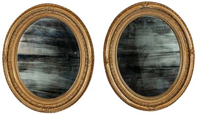A pair of oval gilded mirrors, 19th century 70 x 60 cm 600 - 700 €